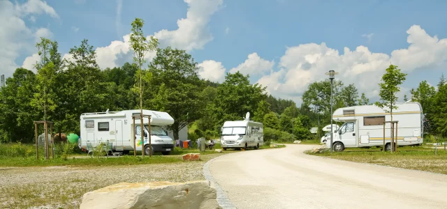 Wohnmobile auf einem Parkplatz