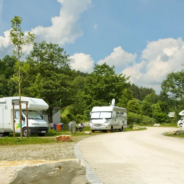 Wohnmobile auf einem Parkplatz