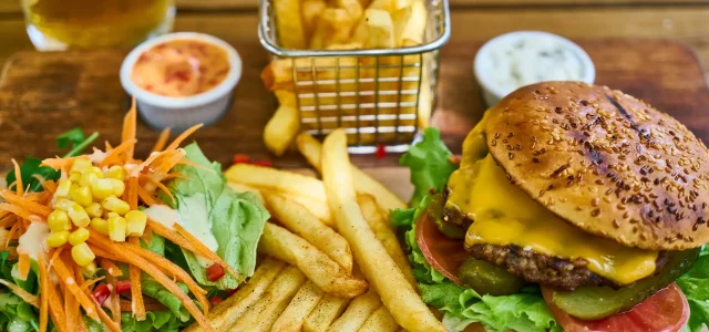 Burger, Pommes und Salat