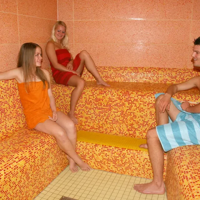 drei Personen in einem Aromadampfbad