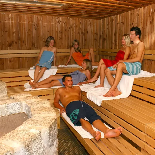 Personen in einer Sauna