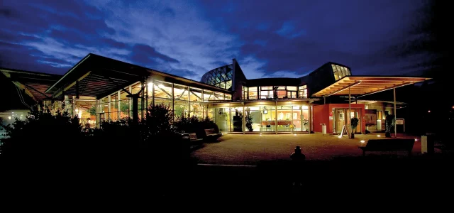 Nachtaufnahme des Eingangsbereichs der Therme Obernsees