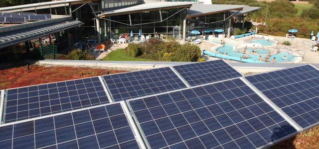 Solaranlage auf einem Dach mit Blick auf den Außenbereich