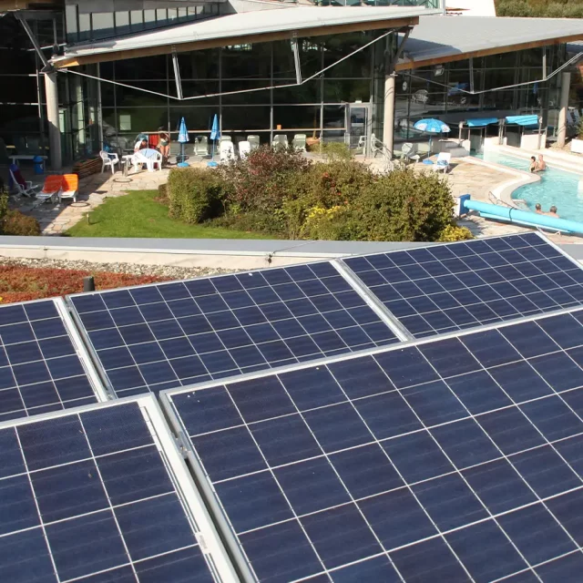 Solaranlage auf einem Dach mit Blick auf den Außenbereich