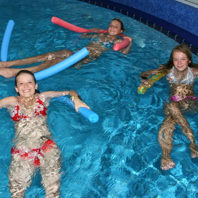 Frauen mit Poolnudeln im Meditationsbecken