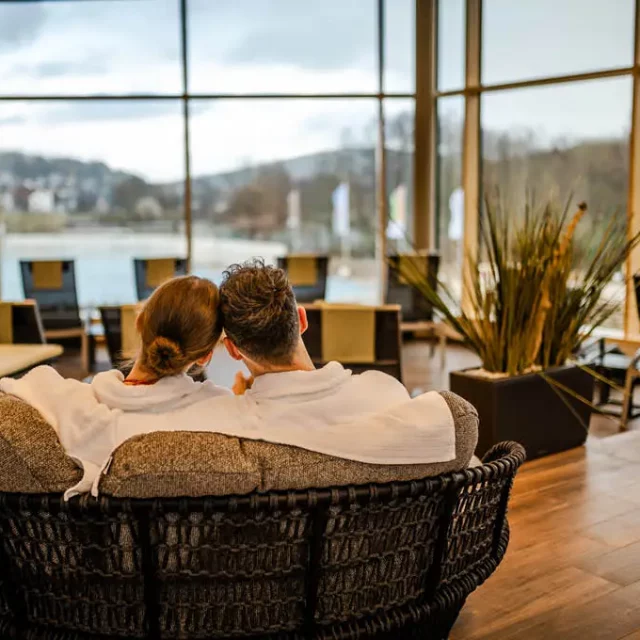 ein Paar geniesst den Blick in einer Loungeinsel auf das neue Aussenbecken